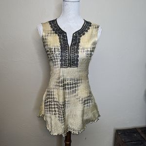 Gorgeous Komarov Fitted Gold Toned Crinkle Sleeveless Top  Black trim